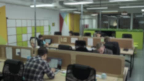 interior de la oficina borroso con los empleados