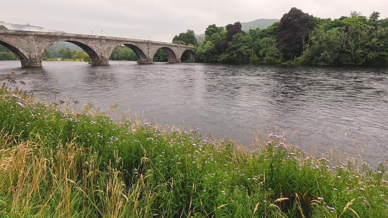 역사적인 돌 다리 에서 흐르는 조용한 강