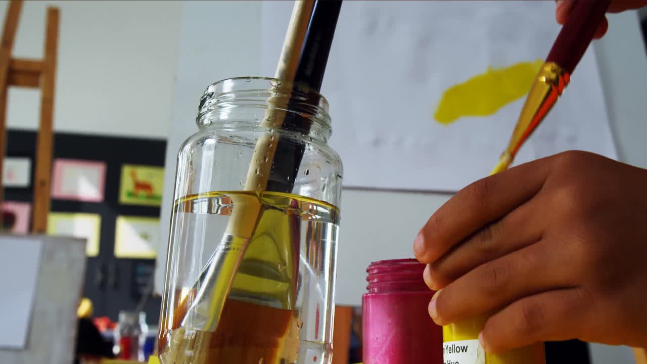 캔버스에 숨을 쉬고 있는 주의 깊은 학생