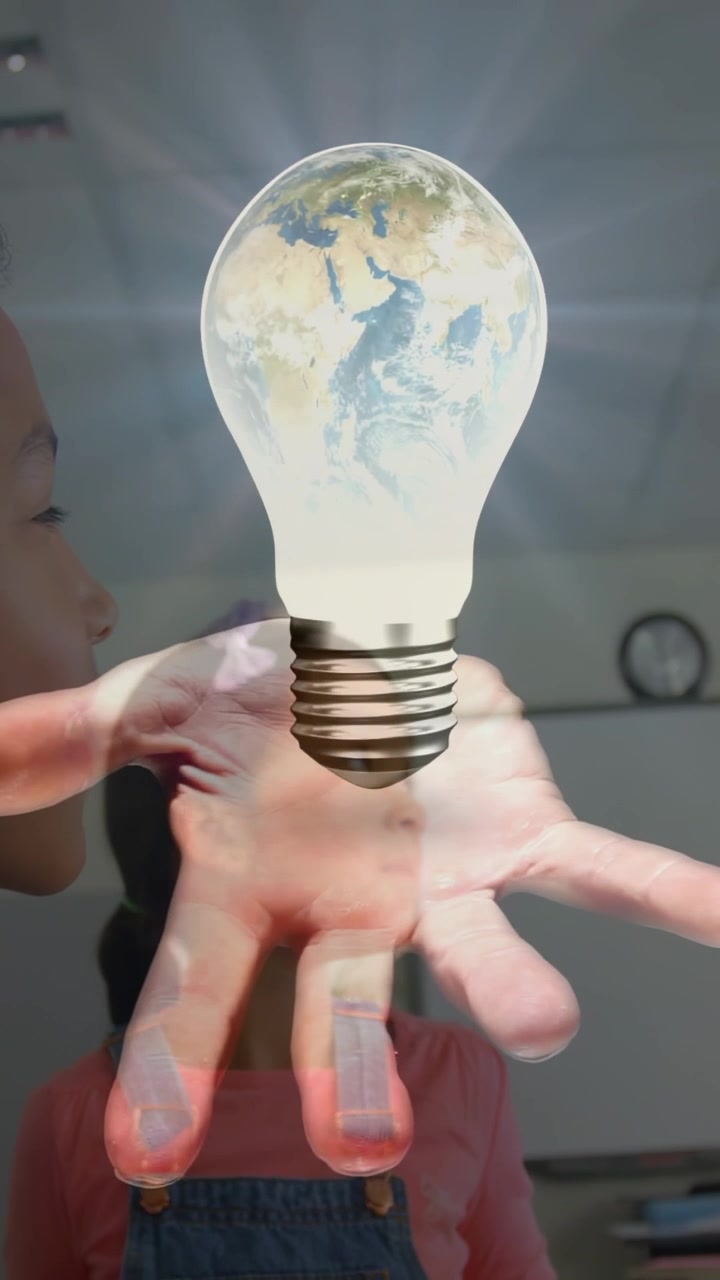 Video verticale: Tutor che fa apparire una lampadina a forma di globo sopra il palmo della mano, bambino che muove la mano mostrando il volto per la lezione.