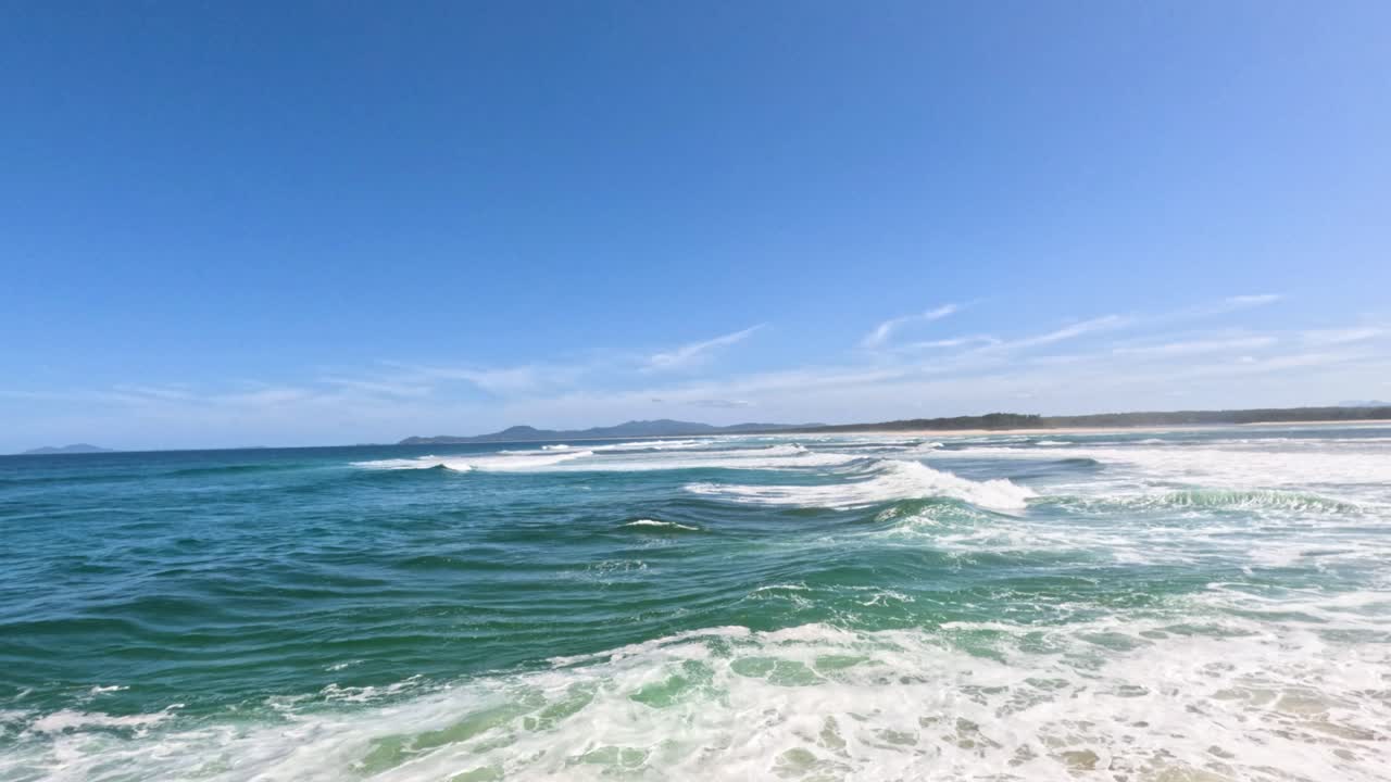 바다의 파도가 이 많은 해변에 부히고