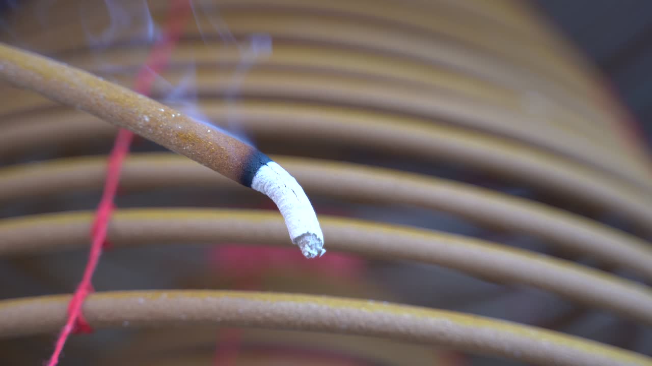 마카오 (마카오) 사원 에서 불타는 코일 회전 향