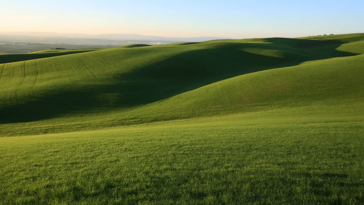 Luce solare e ombre su un paesaggio di verdi colline ondulate