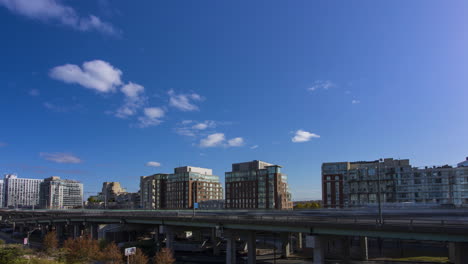 timelapse der skyline von toronto beobachtet die autos, die auf der belebten gardner expressway vorbeikommen