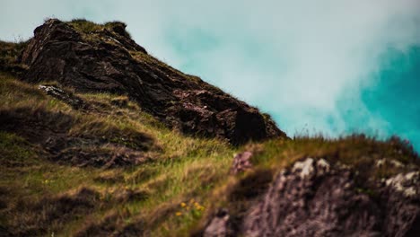 Zeitraffer-Der-Wolken,-Die-über-Eine-Moorklippe-Am-Meer-Ziehen