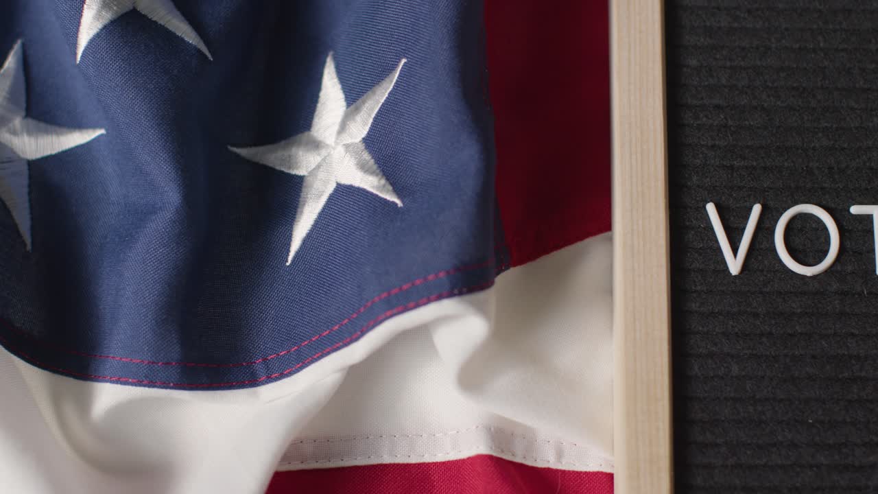 표지판의 클로즈업 읽기 투표 미국 별과 줄무 ⁇   ⁇ 발에 누워 미국 선거 2024 2