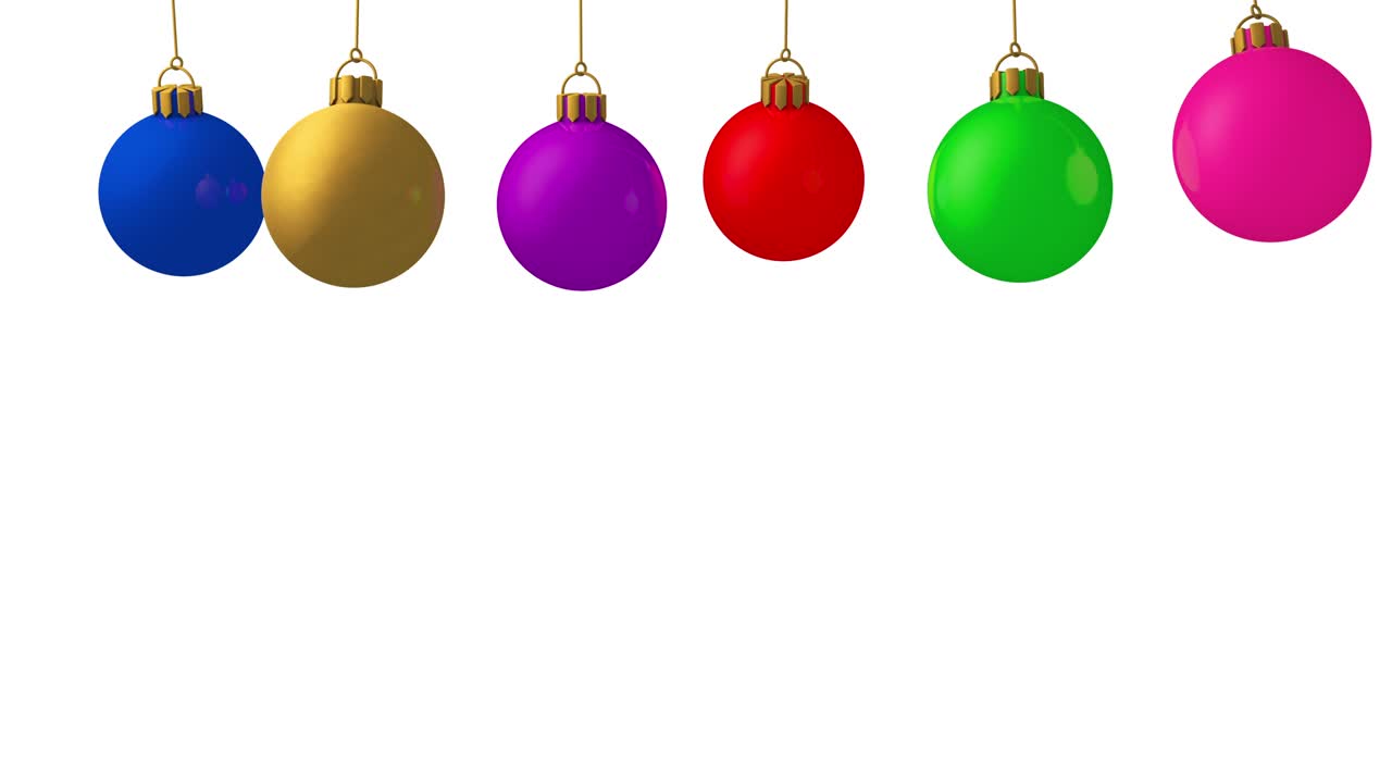 coloridas bolas de navidad con adornos colgando en la exhibición.