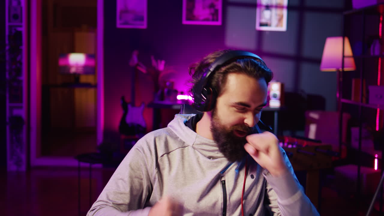 jugador feliz hablando con amigos, celebrando después de ganar un videojuego