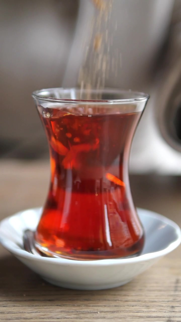 Geleneksel Türk Çay Bardağına Dökülen Şeker.