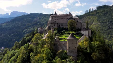 Vista-Aérea-Del-Castillo-Alpino-Werfen-Cerca-De-Salzburgo,-Alpes-Austriacos,-Austria,-Europa