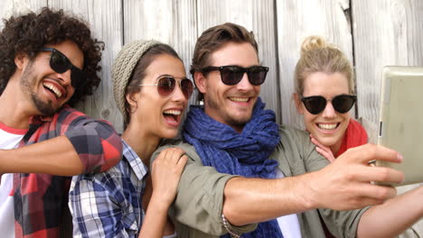 Glückliche-Freunde-Machen-Ein-Selfie