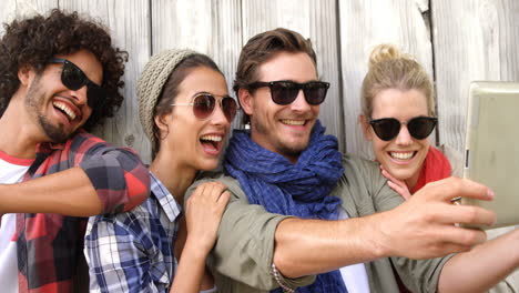 amigos felices tomando una selfie