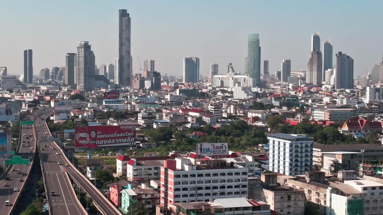 Vista de la ciudad de Bangkok con autopistas transitadas y edificios altos durante el día