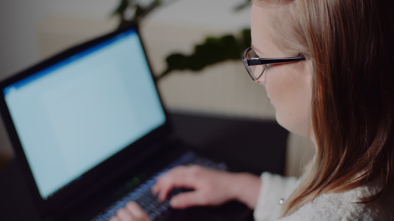 Moderne forretningskvinde arbejder på bærbar computer sent om natten 6