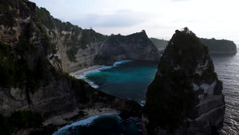 Sunrise-View-Of-Diamond-Beach-From-Thousand-Islands-Viewpoint-In-Nusa-Penida,-Bali,-Indonesia