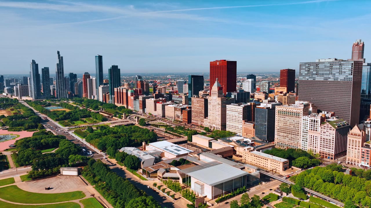 Enorme parco verde adiacente all'architettura moderna. Paesaggio di Chicago, Illinois, Stati Uniti. Prospettiva aerea.