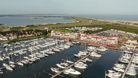 Luftaufnahme-Von-Yachten-Und-Segelbooten,-Die-Im-Jachthafen-Marina-Port-Zelande-In-Ouddorp,-Niederlande,-Angedockt-Sind