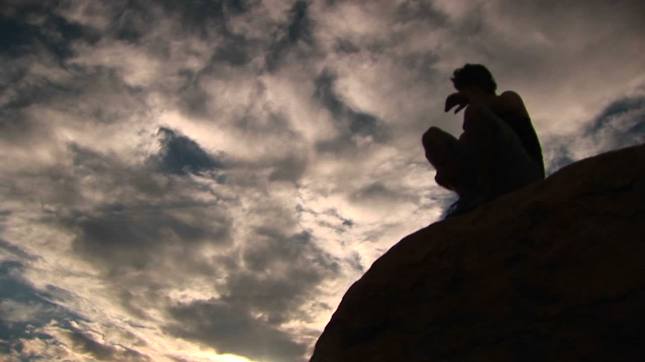 볼더에서 볼더로 호핑하는 산타바바라 산맥의 윤곽이 있는 등산객의 저각