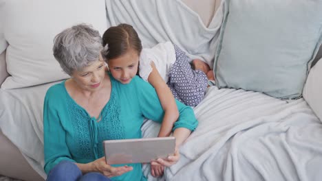 Abuela-Y-Nieta-Pasando-Tiempo-Juntas