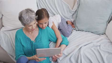 la abuela y la nieta pasan tiempo juntos