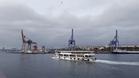 estambul, el bósforo, el mar de mármara por la noche.