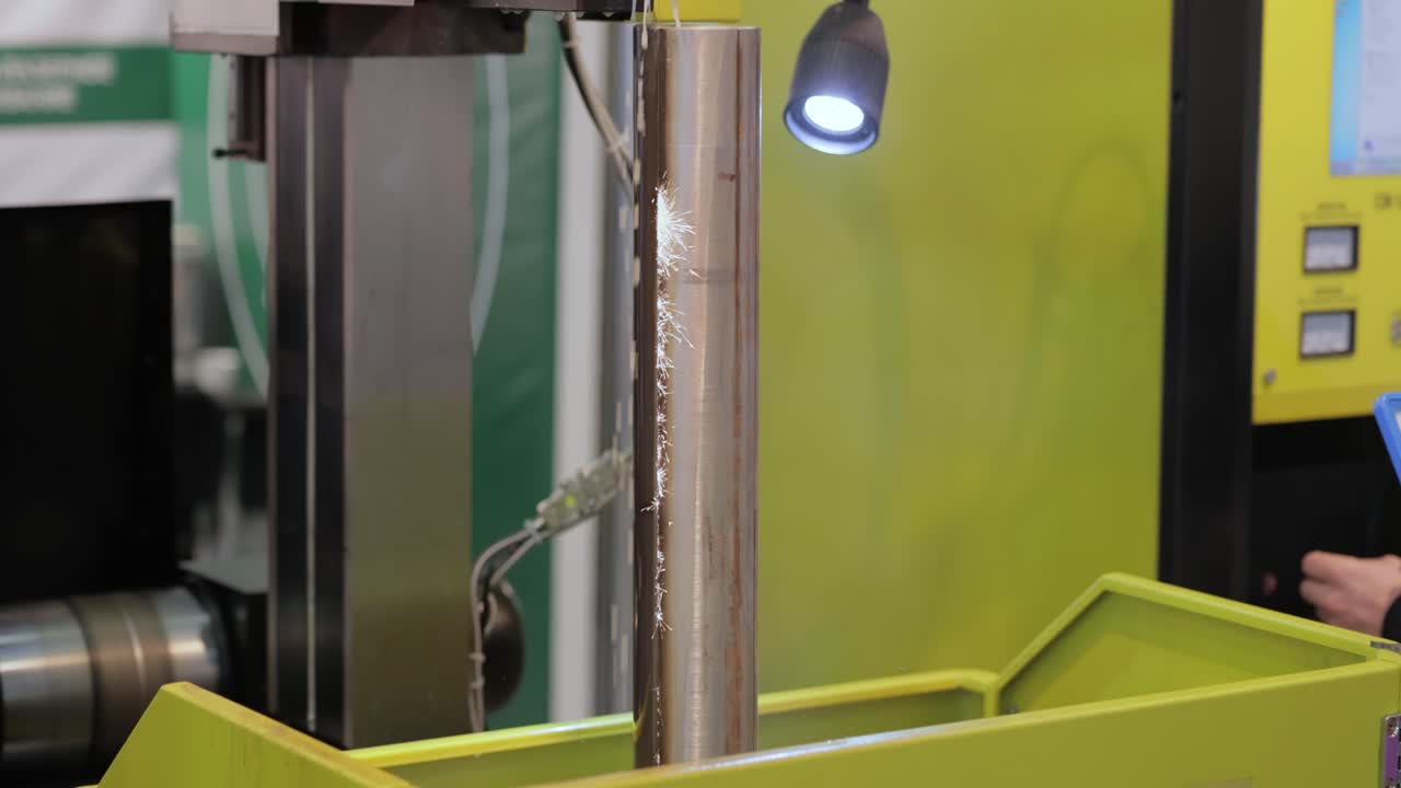 máquina cnc edm mientras corta las piezas de trabajo de muestra. corte de metal tecnología de procesamiento moderno haciendo detalles industriales.