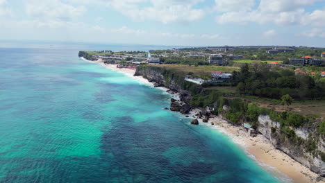 Perfekter-Küstenabschnitt-Von-Uluwatu-Auf-Bali,-Während-Eine-Drohne-Um-Die-Küste-Kreist