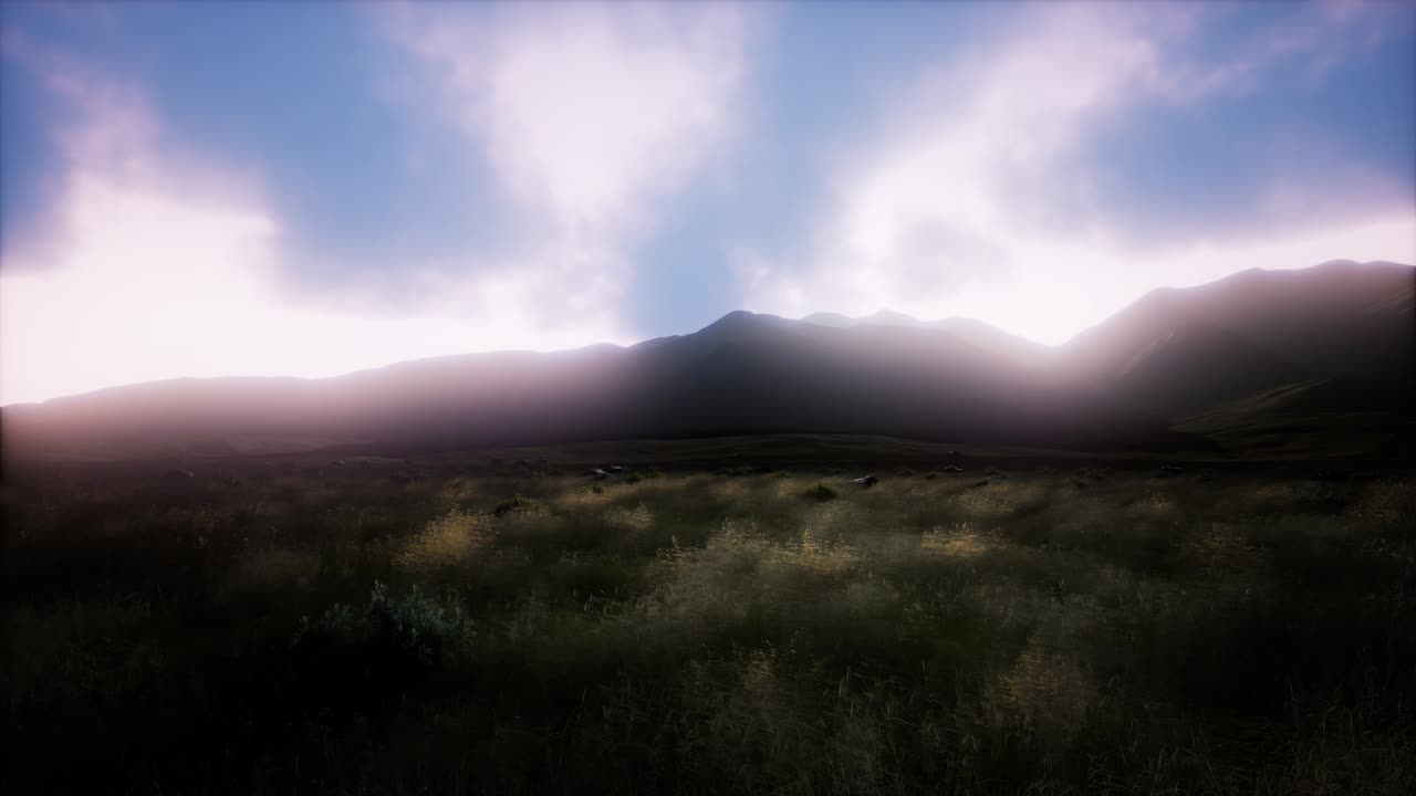 paisaje aéreo de colinas verdes en la niebla