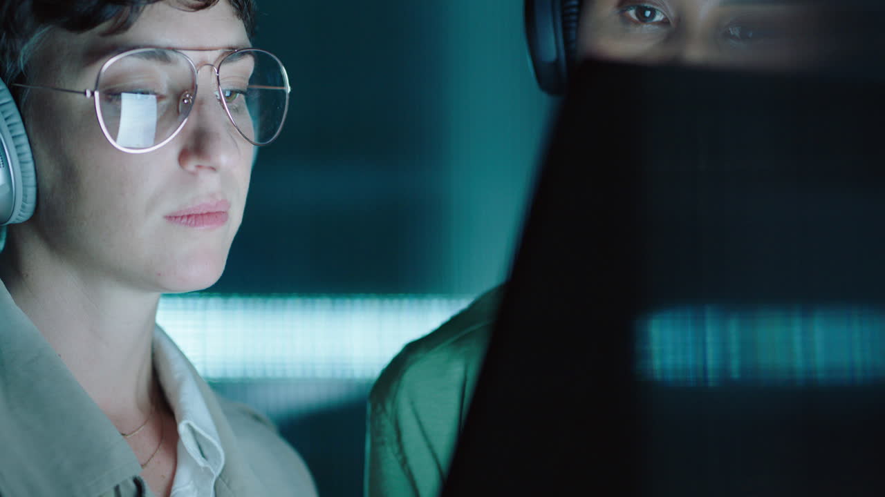 equipo de negocios creativo trabajando hasta tarde colegas usando computadoras tabletas lluvia de ideas para el proyecto discutiendo fecha límite gerente mujer compartiendo estrategia reunión en la oficina por la noche de cerca