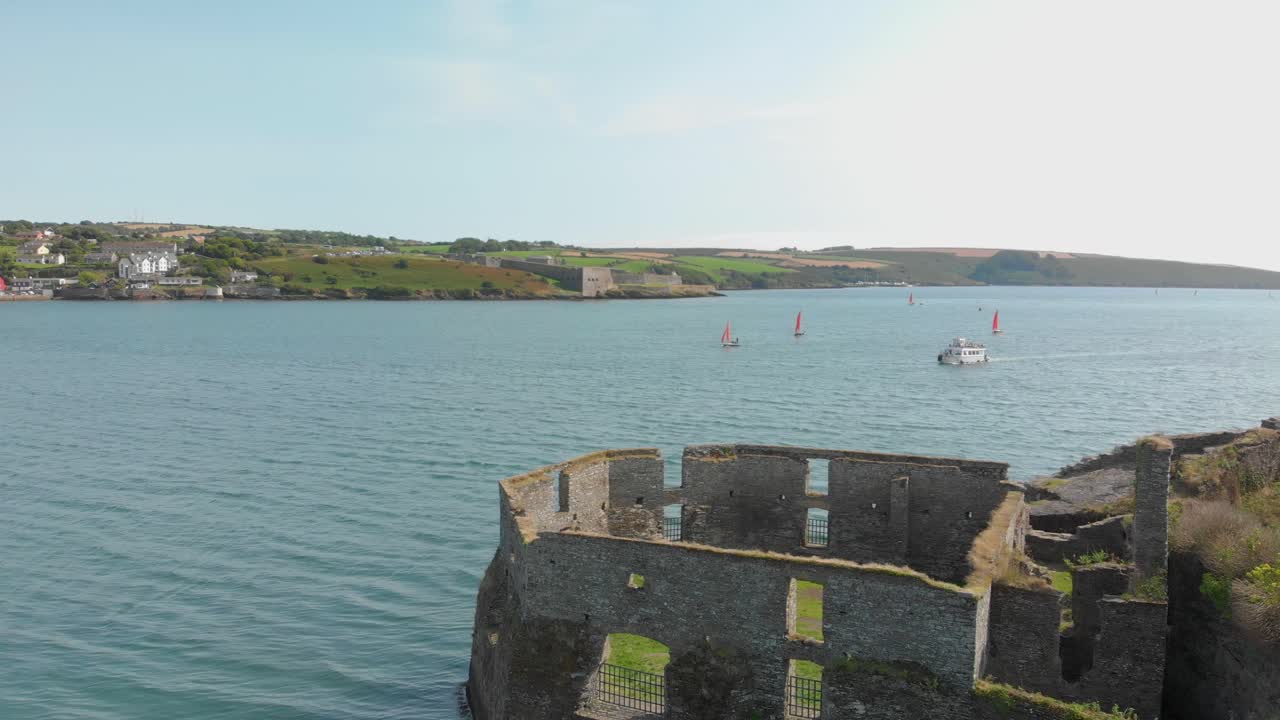 이 항구 풍경의 전경에 있는 버려진 감시탑 관광객들은 가이드 보트 여행에서 돌아옵니다 - 선원들은 작은 배에서 가벼운 여름 바람을 즐깁니다