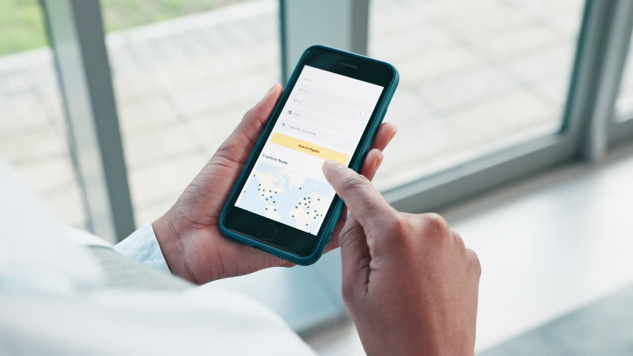 mapa, teléfono y manos en la oficina con las redes sociales
