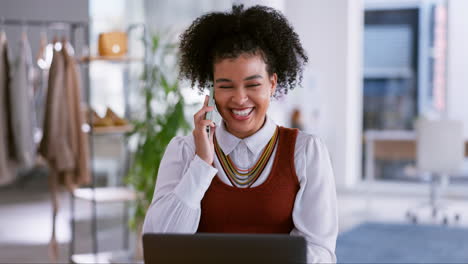 Pequeñas-Empresas,-Hablando-Y-Mujer-En-La-Oficina