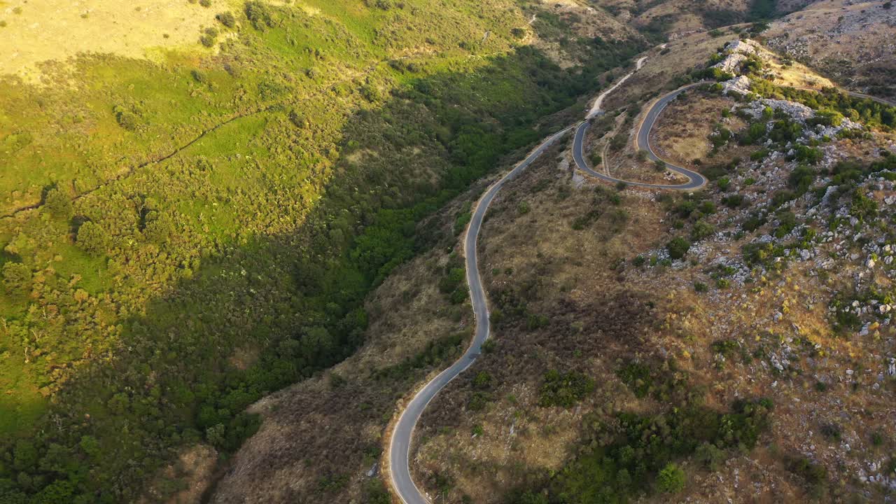 tiro de drone de carretera de montaña con curvas en corfú, grecia