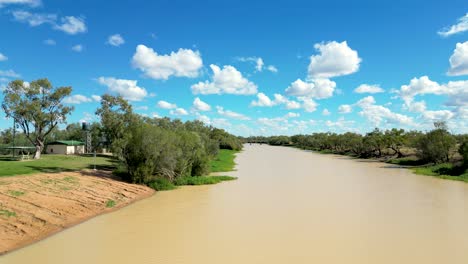 el río thomson cerca de longreach en queensland, australia
