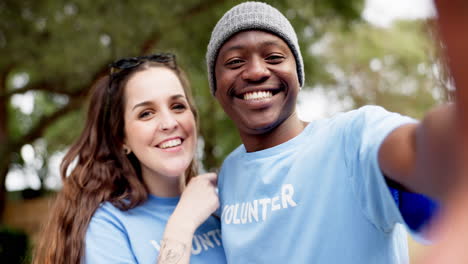 Happy-interracial-couple,-volunteer