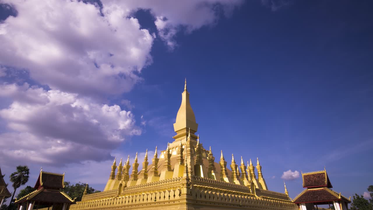 Pha That Luang con nuvole soffici e cielo azzurro - zoom in