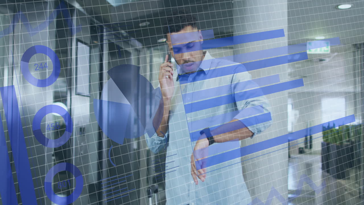animación del procesamiento de datos financieros sobre empresario biracial usando teléfono inteligente en la oficina.