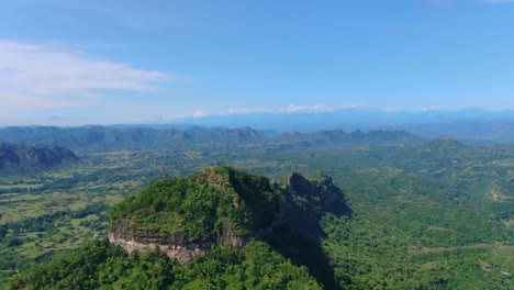 vista aérea de las reservas naturales del parque nacional en colombia - paisaje escénico y montañas de colombia - región honda en un hermoso día soleado, revelando una toma de avión no tripulado
