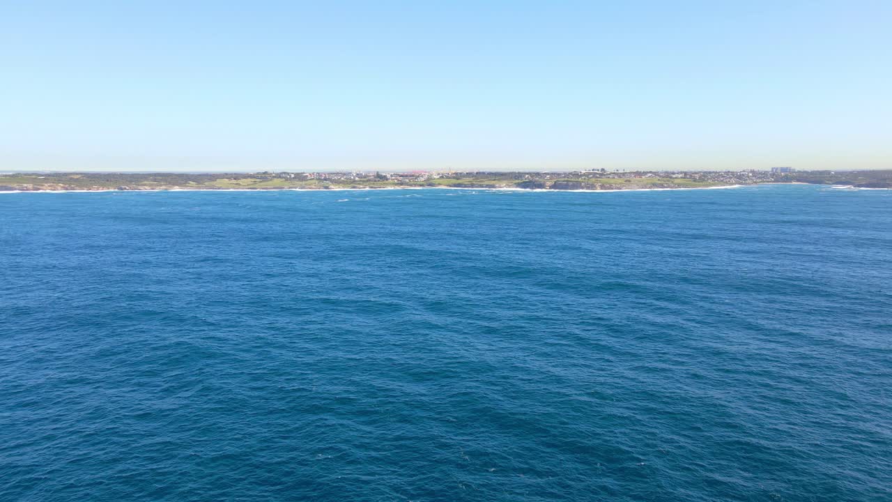 호주 뉴사우스웨일즈의 마루브라 근처 낮에 잔잔한 파도가 있는 푸른 바다의 공중 전망