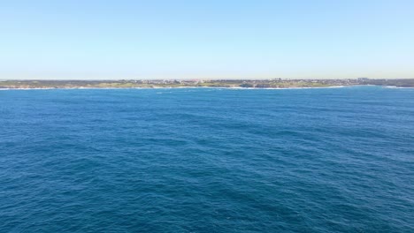 Luftaufnahme-Des-Blauen-Meeres-Mit-Ruhigen-Wellen-Tagsüber-In-Der-Nähe-Von-Maroubra-In-Nsw,-Australien