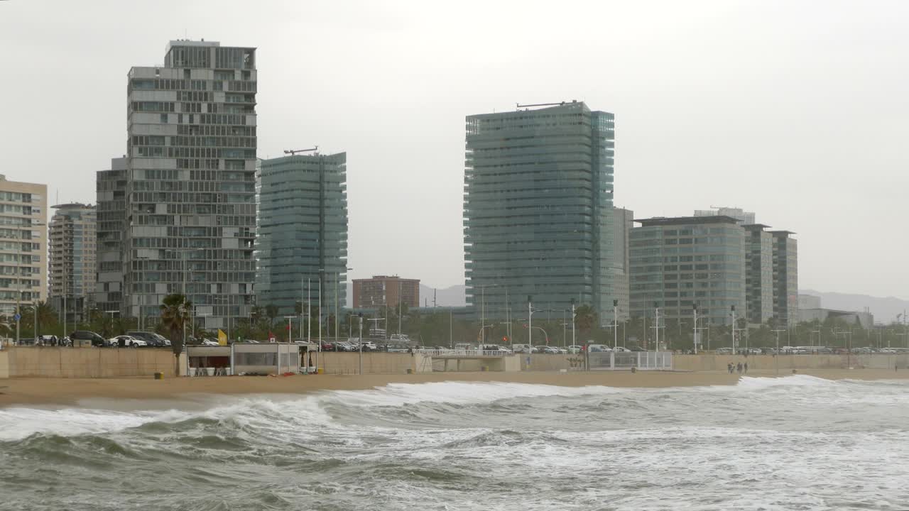 큰 파도, 강한 바람, 시야가 좋지 않은 스로우 모션.