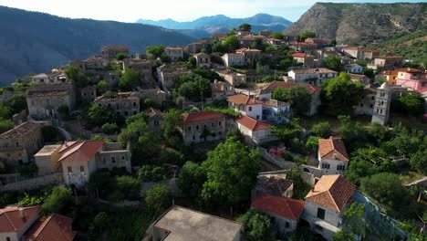 Steinhäuser-Des-Mittelalterlichen-Dorfes,-Erbaut-Rund-Um-Die-Kirche-Auf-Einem-Malerischen-Felsigen-Hügel-An-Der-Albanischen-Riviera