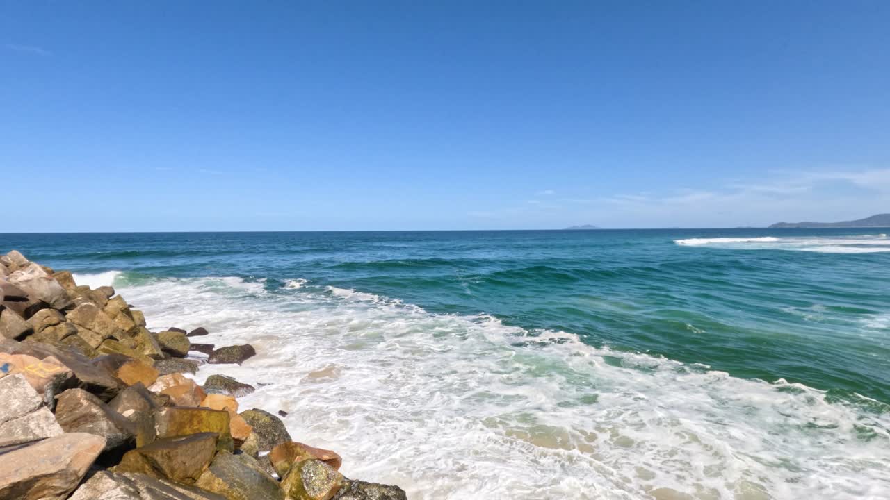 바다의 파도가 부카 헤드 (nambucca heads) 의 바위에 부히고