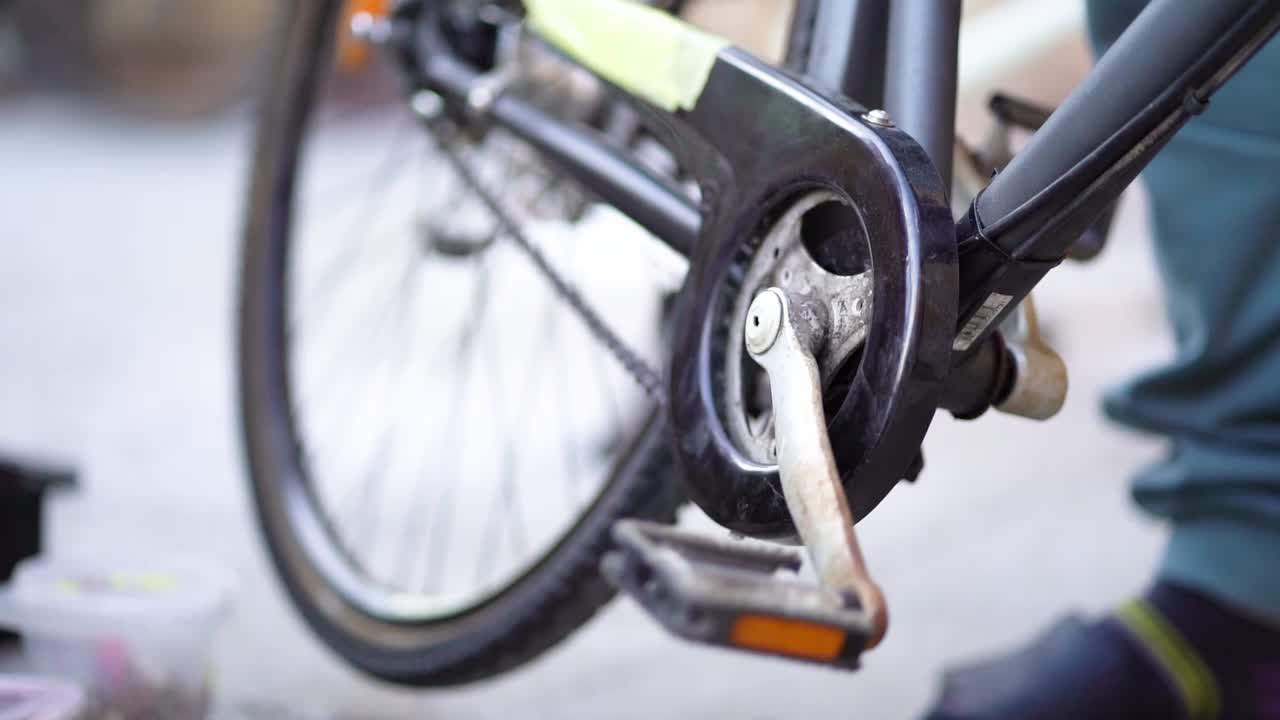 강력한 백인 남성 정비사 손 회전 페달 회전 자전거의 타이어를 다시 회전 하 고 정지, 정적 닫습니다