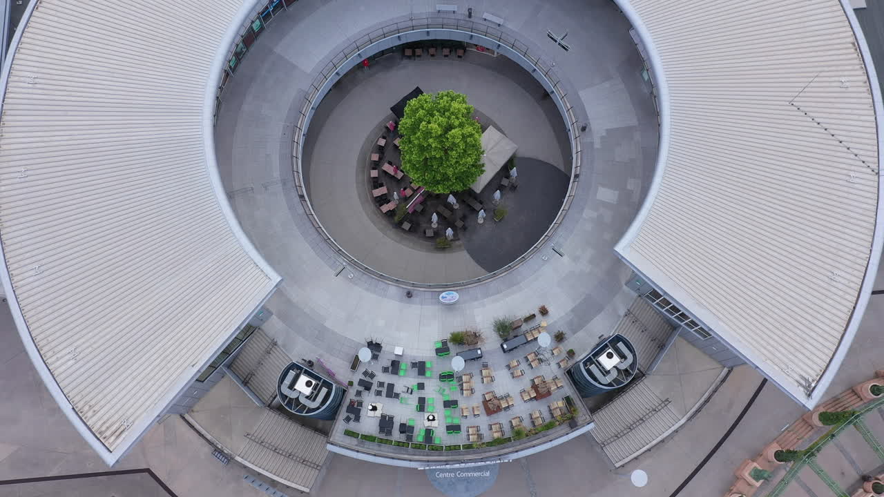 centro comercial vacío durante la pandemia vista aérea de montpellier