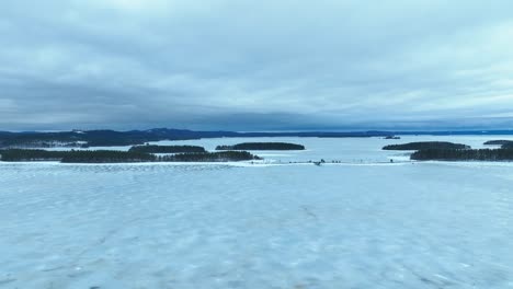 Drohnenflug-über-Einem-Zugefrorenen-See-In-Finnland