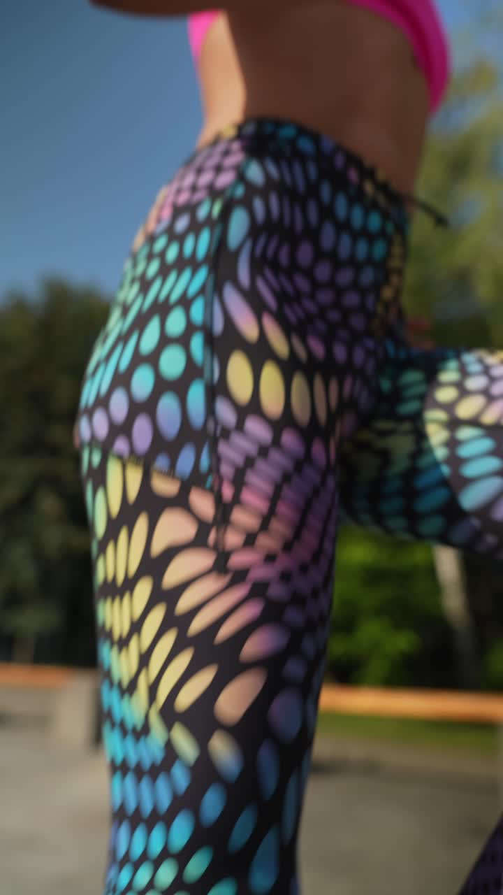 mujer con leggings con patrones coloridos haciendo ejercicio al aire libre