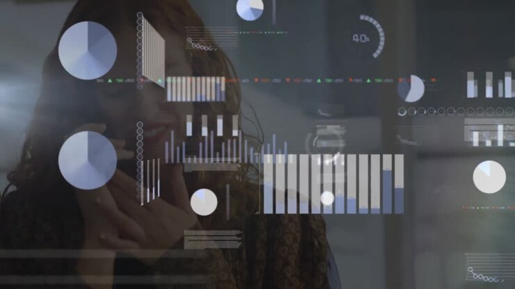 Animasjon av statistisk databehandling, mot en glad kvinne som snakker i smarttelefon.