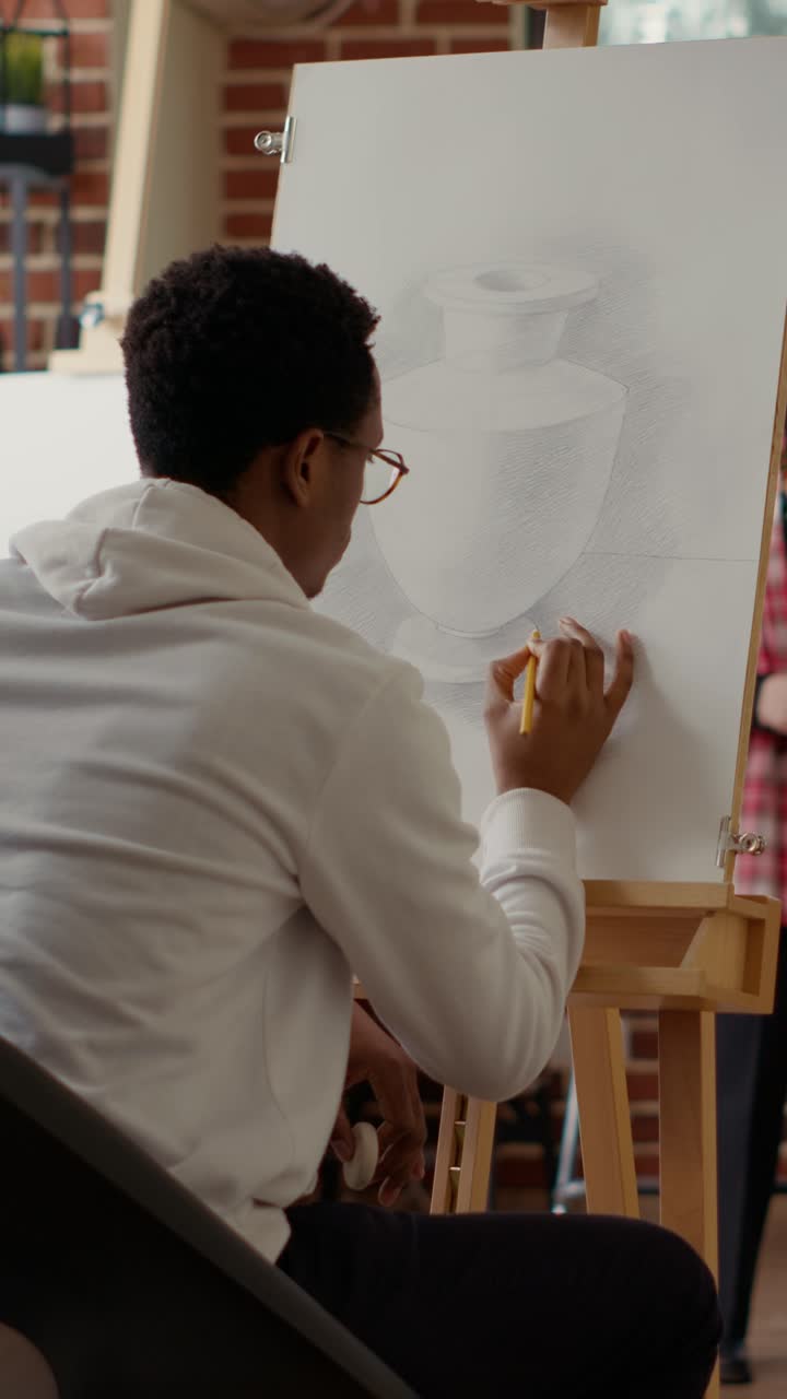 Artista che disegna uno schizzo sul cavalletto
