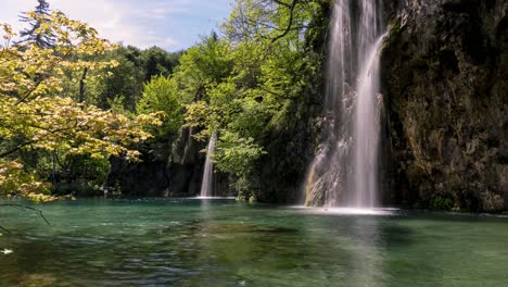 Pintorescas-Y-Hermosas-Cascadas-En-El-Parque-Nacional-De-Los-Lagos-De-Plitvice-En-Croacia,-Sin-Gente